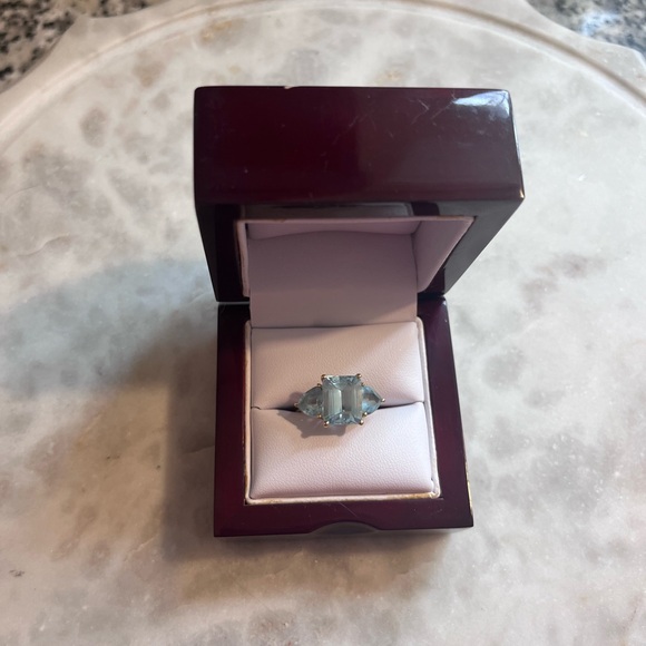 Blue Topaz | 3 Stone | 14k gold ring - Picture 3 of 11